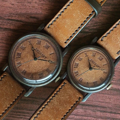 イタリア製の革で作られた文字盤がレトロでクールな手作り腕時計…ARKRAFT（アークラフト） 時計作家・新木秀和 手作り腕時計 “Dennis －デニス－” 革文字盤 ローマ数字 プエブロキャメル