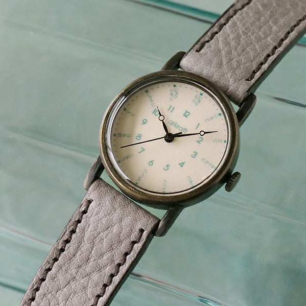 ひらがなと数字で時間を刻むユニークなデザイン…ARKRAFT（アークラフト） 時計作家・新木秀和 手作り腕時計 “Mia Medium －ミア ミディアム－” ひらがな文字盤 アラビア数字 マイネライトグレー