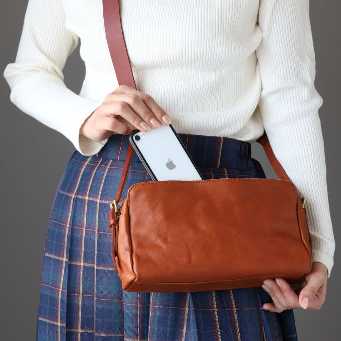 ANNAK（アナック） あおりポケット付き ショルダーバッグ 栃木レザー