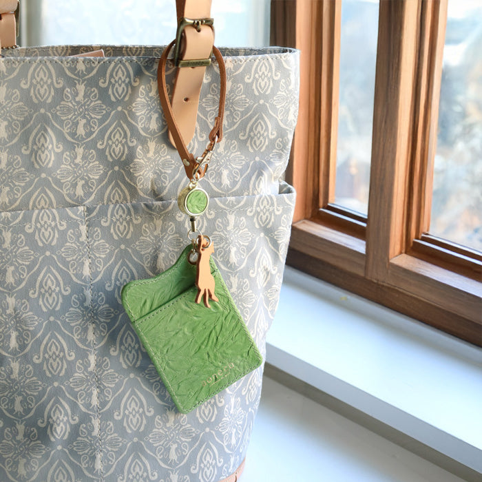 aoneco(アオネコ) リール付き パスケース [an004] 革製品を手がけるwajiさんの保護猫プロジェクト ネコ 猫 定期入れ 可愛い オシャレ ベージュ 茶 緑 黒