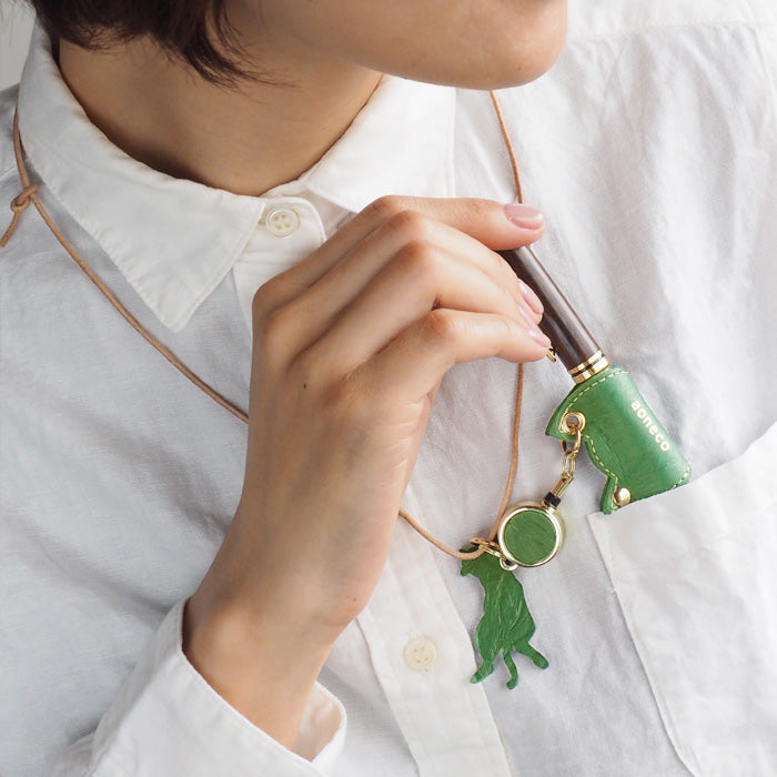 aoneco(アオネコ) リール付き ペンホルダー [an008] 革製品を手がけるwajiさんの保護猫プロジェクト ネコ 猫 ペン差し ネックストラップ 本革 レザー 可愛い オシャレ オフィス 文具