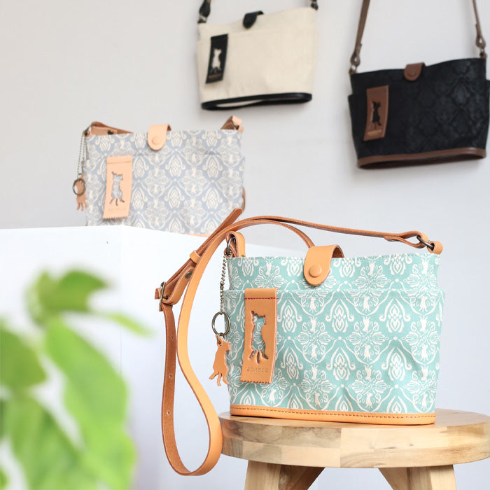 aoneco(アオネコ) ダマスク柄 バケット ミニショルダーバッグ 横型 [an031] 革製品を手がけるwajiさんの保護猫プロジェクト ネコ 猫 肩掛け ポシェット