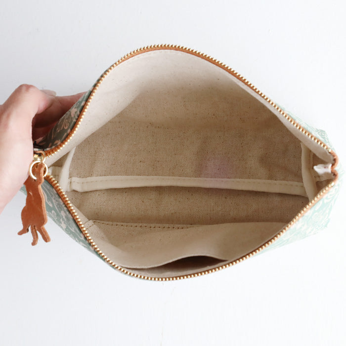 aoneco (Aoneko) Damask pattern pouch, M size [an035] Leather goods manufacturer Waji's rescue cat project, accessory case, travel, makeup pouch, large, cute, cat 