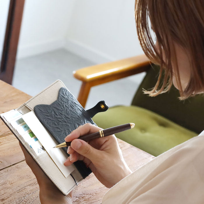 aoneco(アオネコ) A6サイズ 本革 お薬手帳カバー [an044] 革製品を手がけるwajiさんの保護猫プロジェクト 母子手帳 パスポートケース 年金手帳 猫 レザー