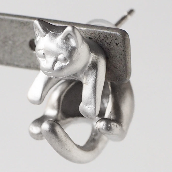 naturama(ナチュラマ) 猫ピアス “ラテュ” 真鍮 マットシルバー 片耳