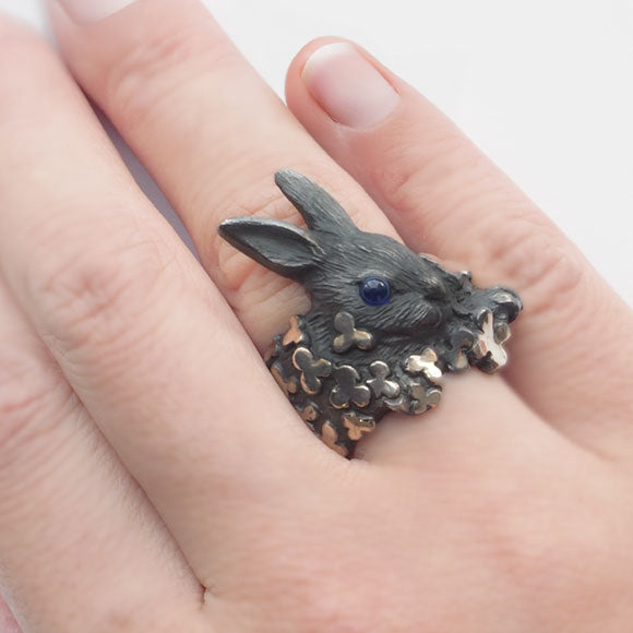 DECOvienya（デコヴィーニャ） 手作りアクセサリー ウサギとクローバーリング ブラック [DE-001B]