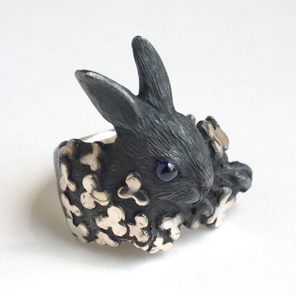 DECOvienya（デコヴィーニャ） 手作りアクセサリー ウサギとクローバーリング ブラック [DE-001B]