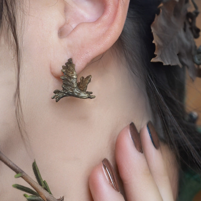 DECOvienya handmade accessories Crow Earrings Gold (Brass) Oxidized finish Single ear [DE-079G]
