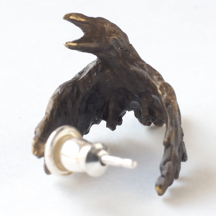 DECOvienya（デコヴィーニャ） 手作りアクセサリー カラスのピアス ゴールド(真鍮) いぶし仕上げ 片耳 [DE-079G]