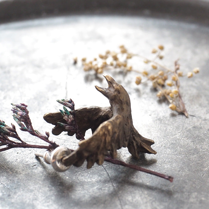 DECOvienya handmade accessories Crow Earrings Gold (Brass) Oxidized finish Single ear [DE-079G]