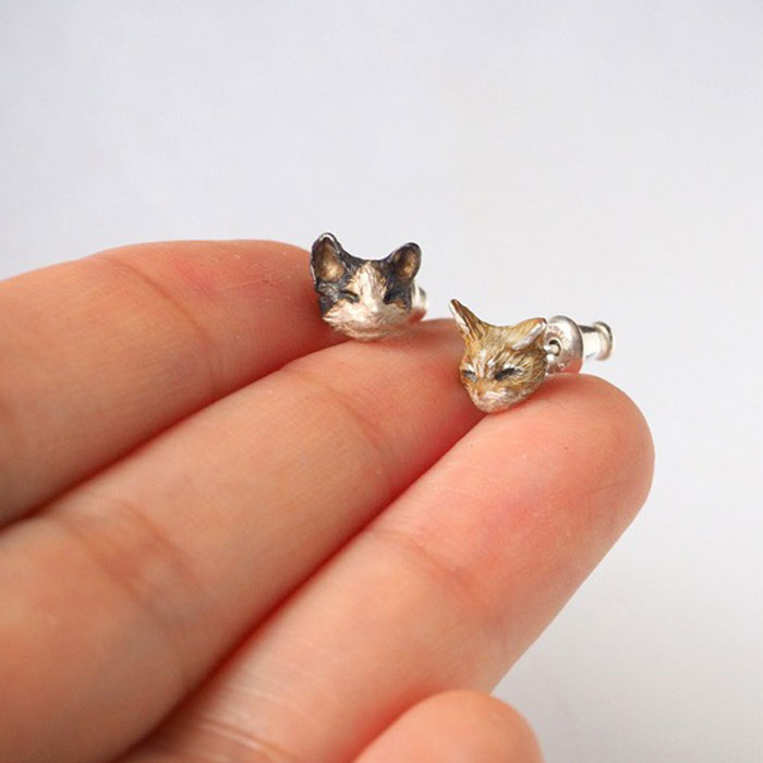 DECOvienya（デコヴィーニャ） 手作りアクセサリー ネコピアス 茶トラ ＆ 白黒ハチワレ シルバー925 両耳セット [DE-108]