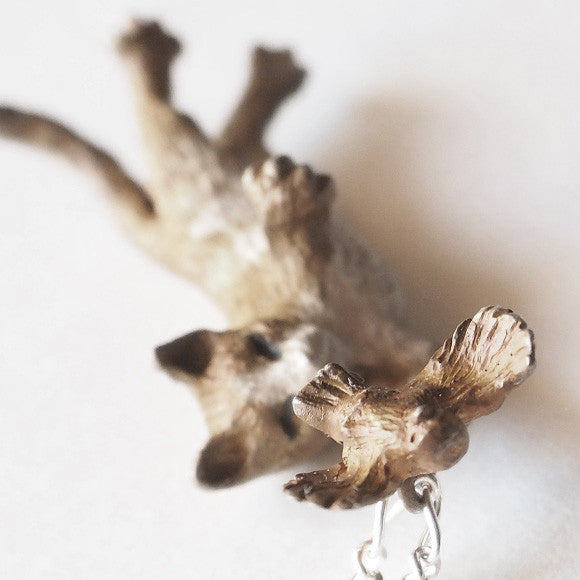 DECOvienya（デコヴィーニャ） 手作りアクセサリー ネコのペンダント シルバー [DE-109]