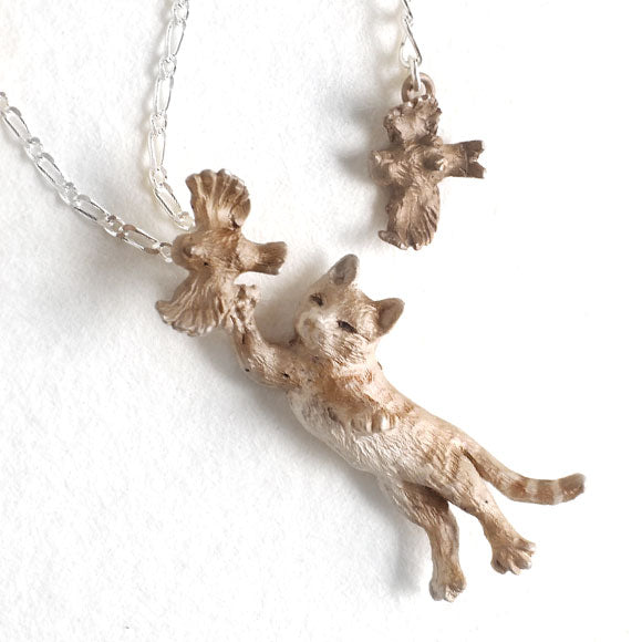 DECOvienya（デコヴィーニャ） 手作りアクセサリー ネコのペンダント シルバー [DE-109]