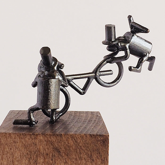 Bronze sculpture artist Tadashi Koizumi Kobito’s object “Caring for each other” [KO-OB-20]