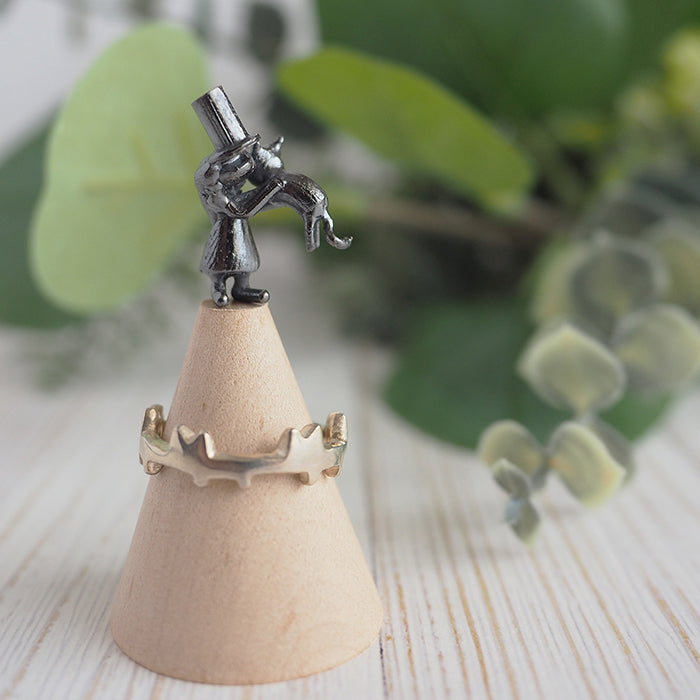 Bronze sculpture artist Tadashi Koizumi Ring Stand “Come on, come on” [KO-RS-14]