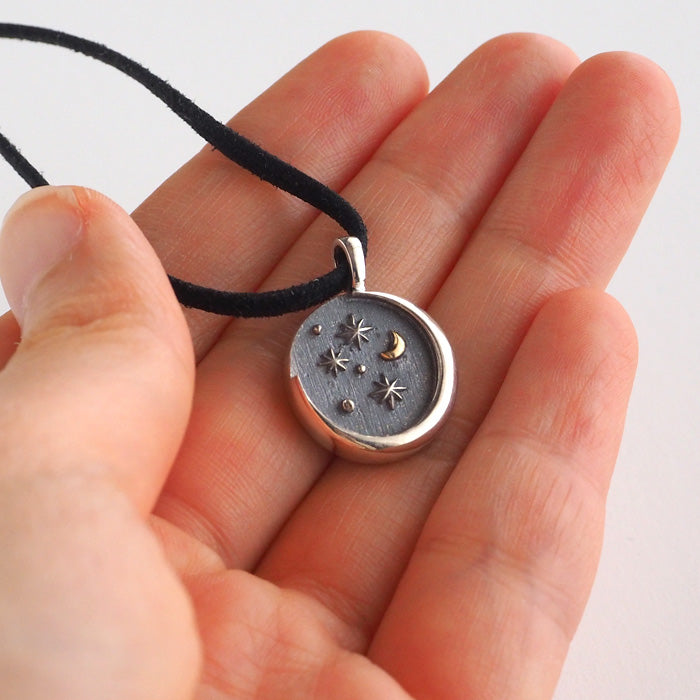 moge（モゲ） シルバーアクセサリー 星空のむこう ―三日月の見える空― 革紐ネックレス [mo-N-042H]