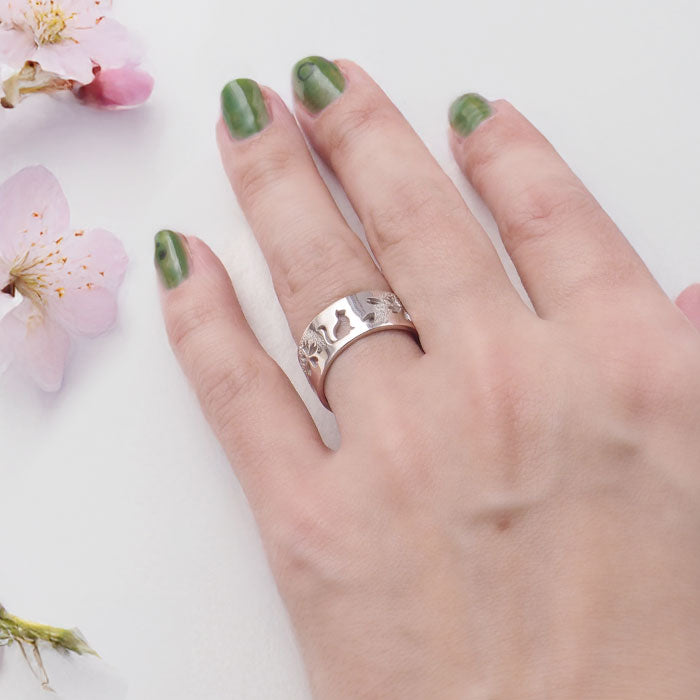 エス 和柄 アクセサリー 霞桜×猫 透かし彫リング 8mm幅 ピンクシルバー 白仕上げ レディース メンズ [S-Rn-P] ハンドメイド 手づくり ジュエリー 作家 三浦砂織