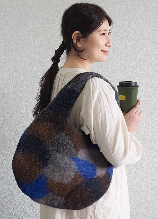 【3色】 ENA KUAM (エナクアム) ハンドメイド フェルトバッグ UROKO [20AKU013] ネパール ハンドメイド フェアトレード ブランド