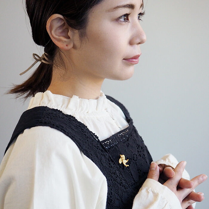 naturama Round cat and daisy pin brooch brass 18K matte gold coating [AB08G] 