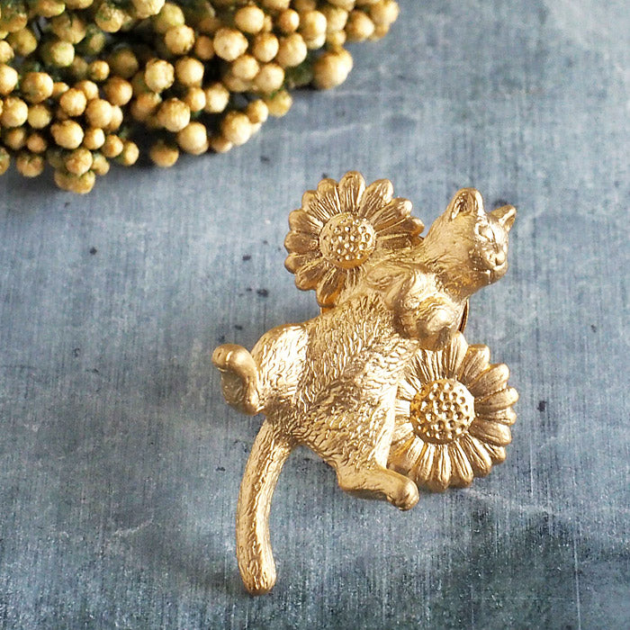 naturama Round cat and daisy pin brooch brass 18K matte gold coating [AB08G] 