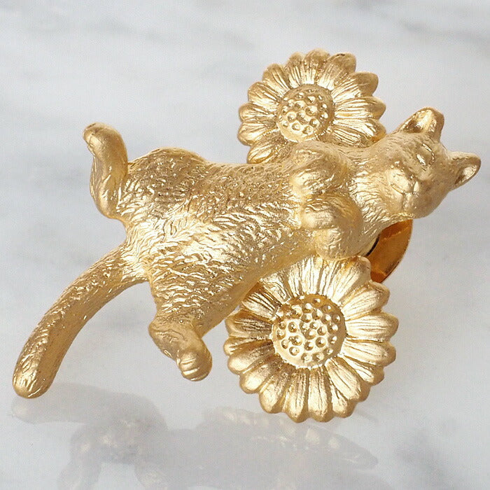 naturama Round cat and daisy pin brooch brass 18K matte gold coating [AB08G] 