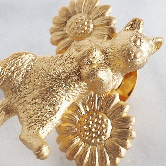 naturama(ナチュラマ) ごろん猫とデイジーのピンブローチ 真鍮 18金 マットゴールドコーティング [AB08G]