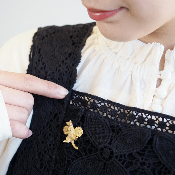 naturama Round cat and daisy pin brooch brass 18K matte gold coating [AB08G] 