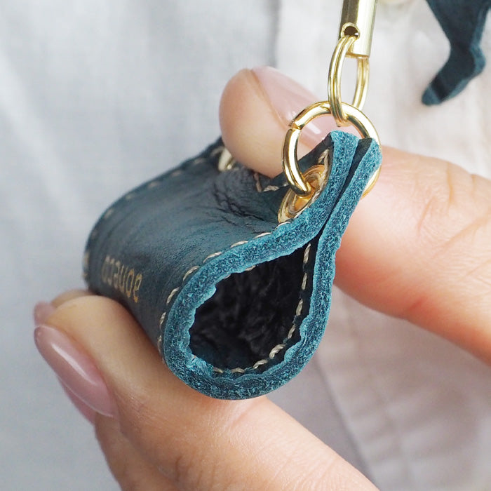 aoneco(アオネコ) リール付き ペンホルダー [an008] 革製品を手がけるwajiさんの保護猫プロジェクト ネコ 猫 ペン差し ネックストラップ 本革 レザー 可愛い オシャレ オフィス 文具