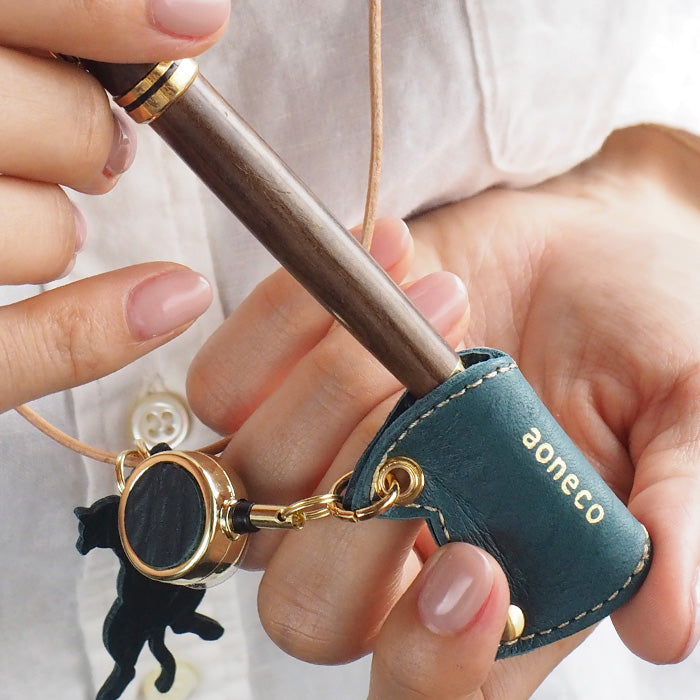 aoneco(アオネコ) リール付き ペンホルダー [an008] 革製品を手がけるwajiさんの保護猫プロジェクト ネコ 猫 ペン差し ネックストラップ 本革 レザー 可愛い オシャレ オフィス 文具