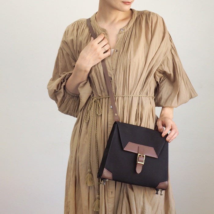 aoneco(アオネコ) ネコ足ショルダーバッグ [an013] 革製品を手がけるwajiさんの保護猫プロジェクト ネコ 猫 肩掛け ポシェット サコッシュ 本革 レザー キャンバス ベージュ 白 黒