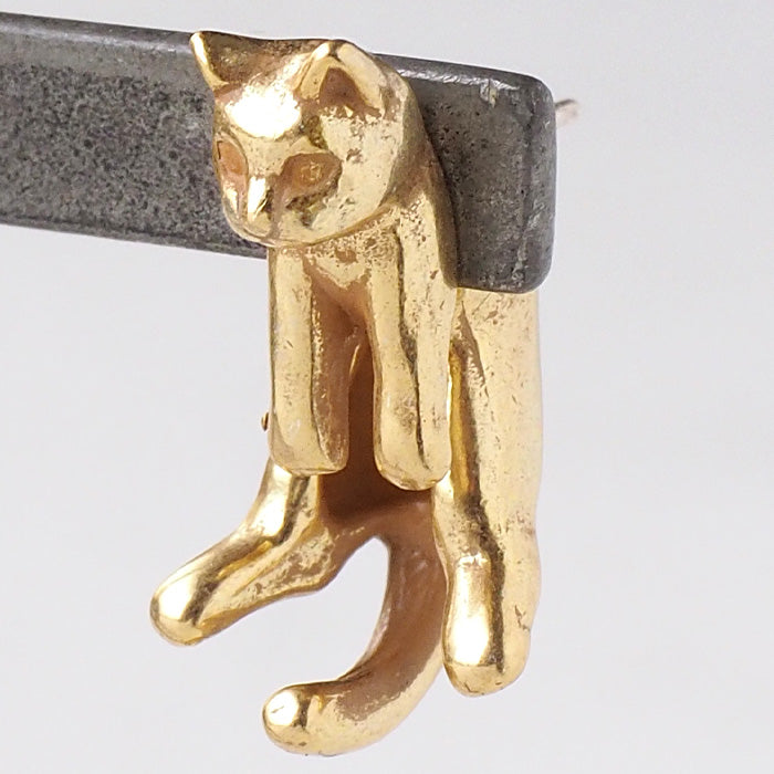 naturama(ナチュラマ) 猫ピアス “グリ” 真鍮 アンティークゴールド