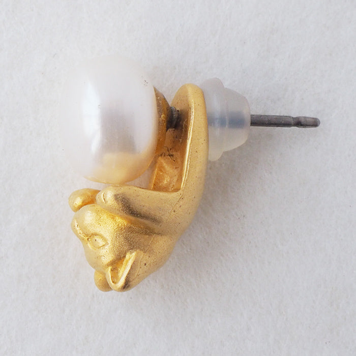 naturama(ナチュラマ) パールと猫のピアス 真鍮 18金コーティング マットゴールド加工 片耳 [AY26G]