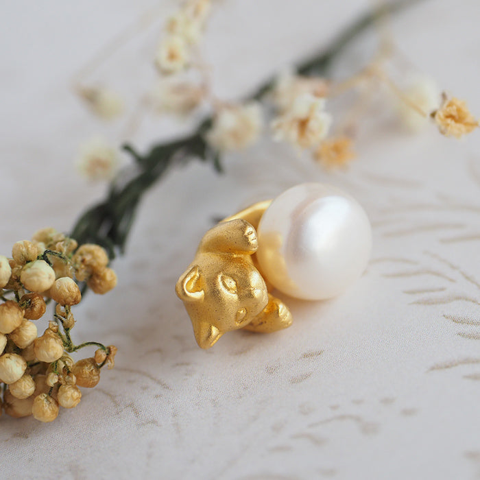 naturama Pearl and Cat Earrings Brass 18K Gold Coating Matte Gold Processing One Ear [AY26G] 