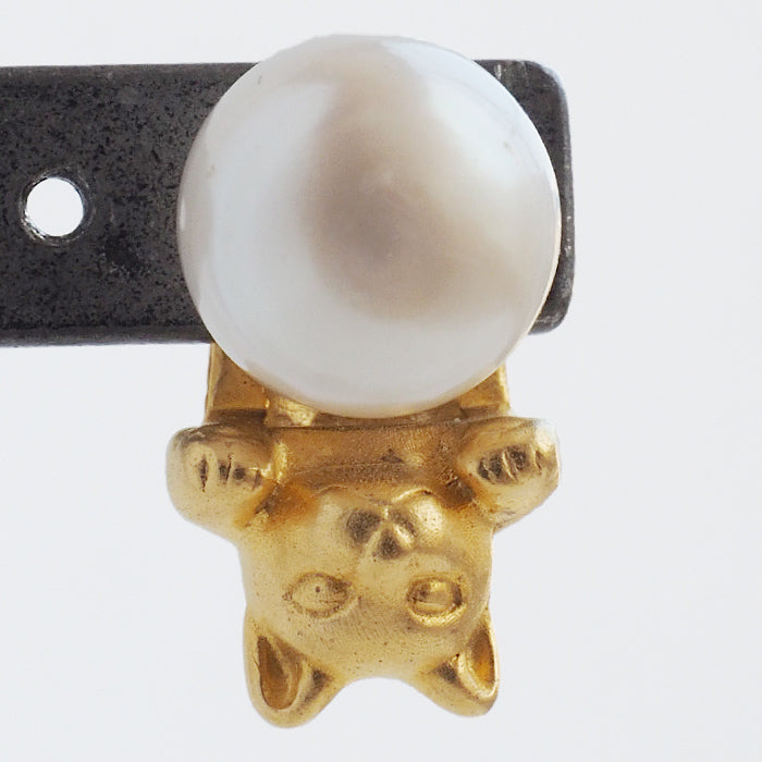 naturama 珍珠和貓耳環黃銅 18K 金塗層啞光金加工一隻耳 [AY26G] 