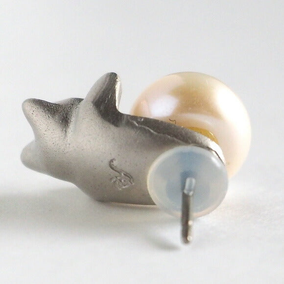 naturama Pearl and Cat Earrings Brass Matt Silver Processing One Ear [AY26S] 