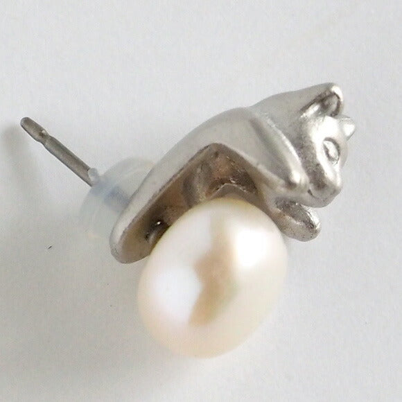 naturama 珍珠和貓耳環黃銅啞光銀加工單耳 [AY26S] 