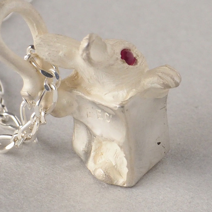 DECOvienya（デコヴィーニャ） 手作りアクセサリー 小さいウサギと肉屋のペンダント ホワイト [DE-065W]