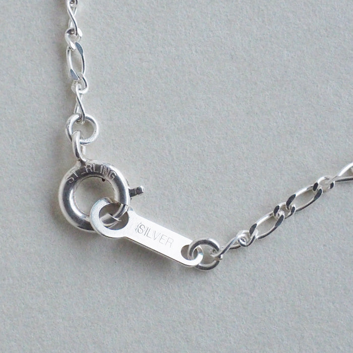 DECOvienya（デコヴィーニャ） 手作りアクセサリー 小さいウサギと肉屋のペンダント ホワイト [DE-065W]