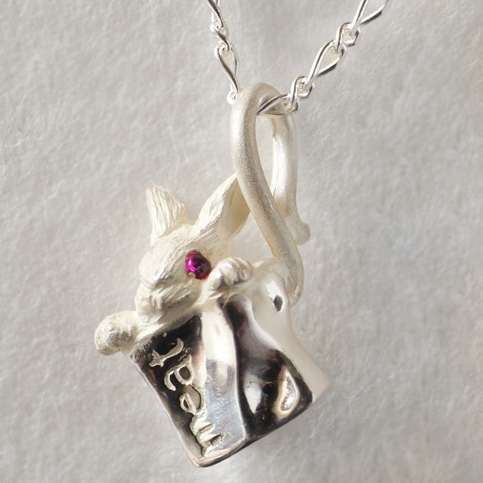 DECOvienya（デコヴィーニャ） 手作りアクセサリー 小さいウサギと肉屋のペンダント ホワイト [DE-065W]