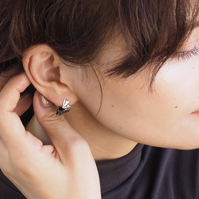 DECOvienya（デコヴィーニャ） 手作りアクセサリー こうもりのピアス シルバー925 片耳 [DE-070S]