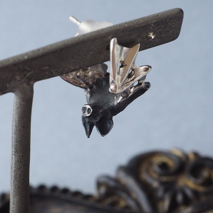 DECOvienya（デコヴィーニャ） 手作りアクセサリー こうもりのピアス シルバー925 片耳 [DE-070S]