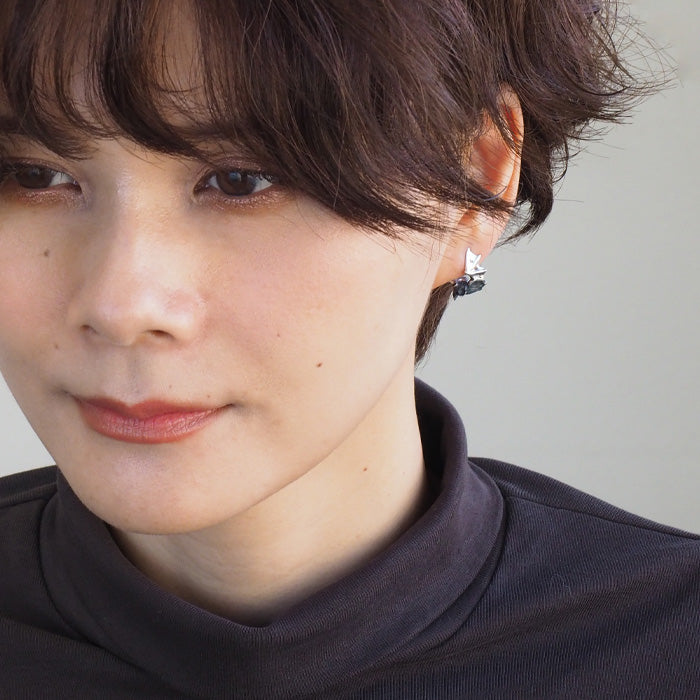 DECOvienya（デコヴィーニャ） 手作りアクセサリー こうもりのピアス シルバー925 片耳 [DE-070S]