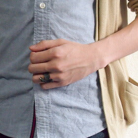 DECOvienya（デコヴィーニャ） 手作りアクセサリー 傷ついたカラスのリング ブラック [DE-071B]