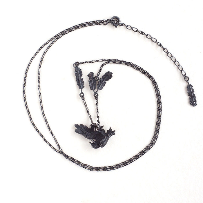DECOvienya（デコヴィーニャ） 手作りアクセサリー 傷ついたカラスのペンダント ブラック [DE-074B]