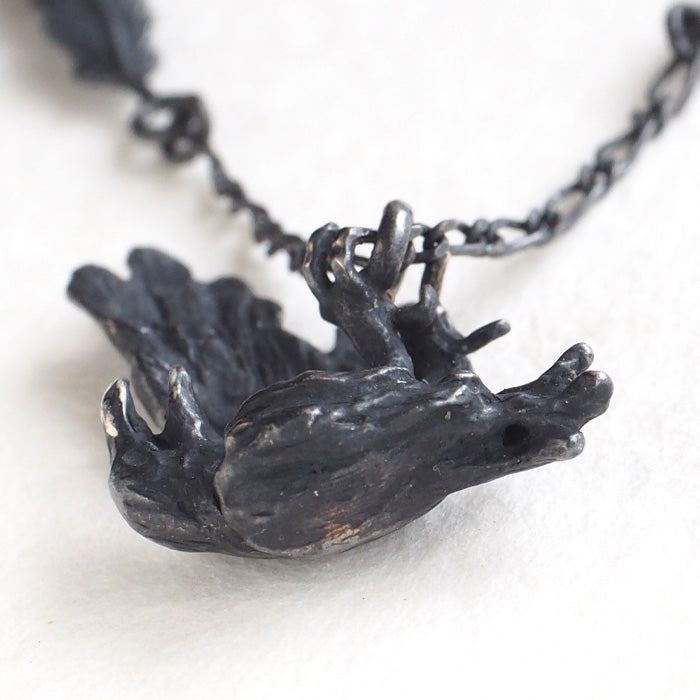 DECOvienya Handmade accessories Wounded crow pendant Black [DE-074B] 