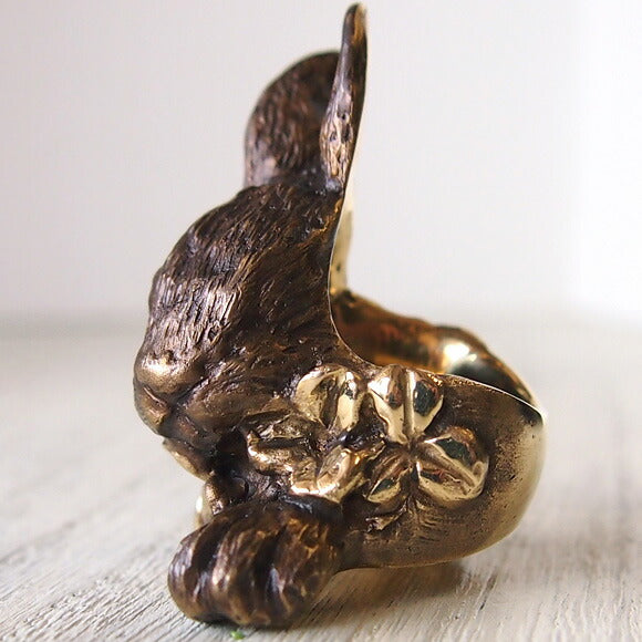 DECOvienya（デコヴィーニャ） 手作りアクセサリー 大きなウサギとクローバーリング ゴールド [DE-093G]