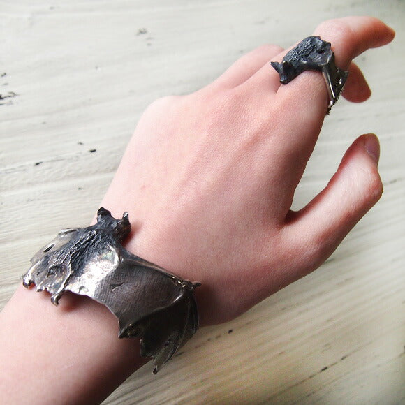 DECOvienya（デコヴィーニャ） 手作りアクセサリー こうもりバングル シルバー [DE-095S]