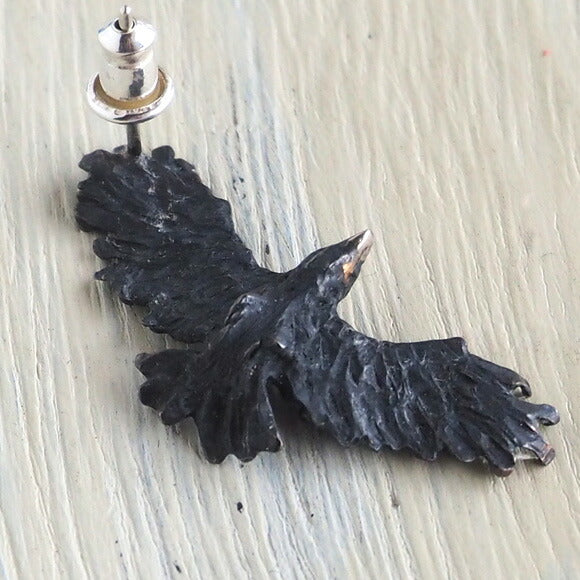 DECOvienya（デコヴィーニャ） 手作りアクセサリー 飛び立つカラスのピアス ブラック 片耳 [DE-117B]