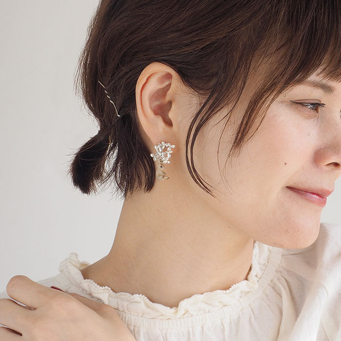 DECOvienya（デコヴィーニャ） 手作りアクセサリー ウサギとクローバーの揺れるピアス 片耳 シルバー925 [DE-182]