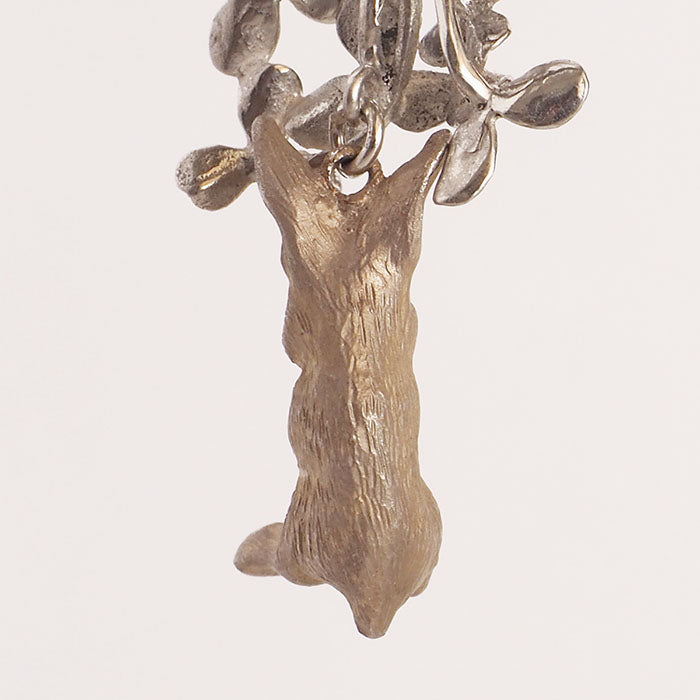 DECOvienya（デコヴィーニャ） 手作りアクセサリー ウサギとクローバーの揺れるピアス 片耳 シルバー925 [DE-182]